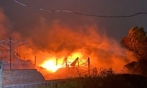 Bắc Ninh cháy lớn, cột khói đen bốc cao cả trăm mét