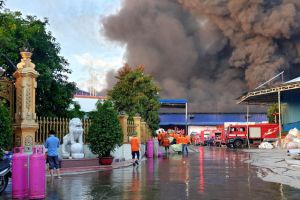 Cháy lớn tại công ty xử lý môi trường ở Bình Dương