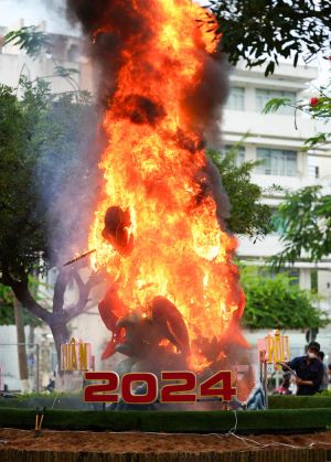 Cháy mô hình rồng ở công viên trung tâm Nha Trang