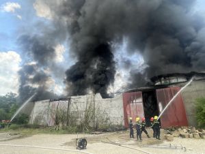 Cháy lớn ở Hòa Bình, khói lửa bao trùm nhà kho rộng gần 1.000m2