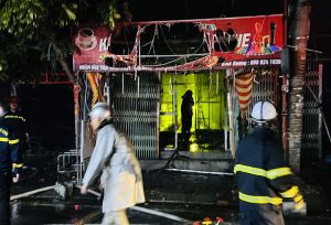 Lửa thiêu rụi nhiều tài sản của 4 căn nhà trên đường vào khu công nghiệp Vĩnh Tuy