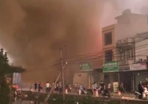 Hà Nội: Cháy lớn tại 2 nhà xưởng mây tre đan và đệm mút