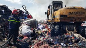 Kho chứa vải ở TPHCM cháy dữ dội, Cảnh sát căng mình nhiều giờ dập lửa