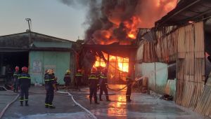 Đà Nẵng: Điều tra vụ cháy lớn ở tổng kho vật tư, thiết bị điện