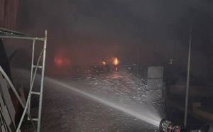 Kho bãi chứa vải vụn cháy rụi trong đêm