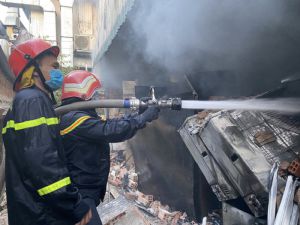 Cháy lớn trên Xa Lộ Hà Nội - TP Thủ Đức