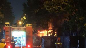 Thanh Trì: Kho xưởng 2000m2 bốc cháy lớn trong đêm