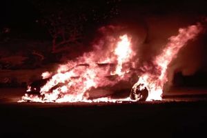 Ôtô cháy trơ khung ở Nha Trang