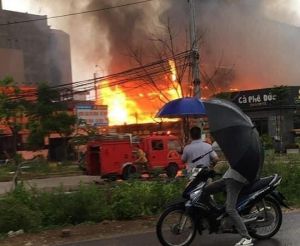 Bắc Giang: Cháy lớn thiêu rụi 3 nhà hàng ở huyện Việt Yên