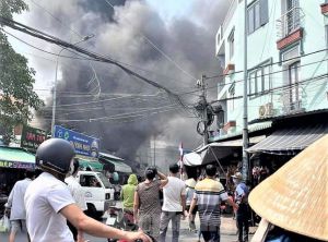 Bình Dương: Cháy lớn ở chợ Dĩ An, cột khói đen bốc cao