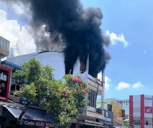 Căn nhà 3 tầng bốc cháy ngùn ngụt lúc giữa trưa