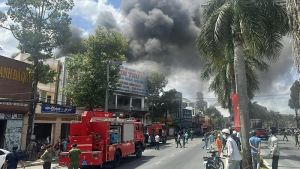 Cần Thơ: Cháy lớn tại một garage sửa chữa ô-tô