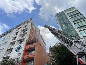 Cảnh sát cứu 3 người trong đám cháy khách sạn