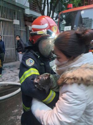 Cứu 3 người mắc kẹt trong đám cháy ở Cầu Giấy, Hà Nội