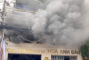 Cháy công ty in vải ở Tân Bình, nhân viên đu dây xuống, 2 người mắc kẹt