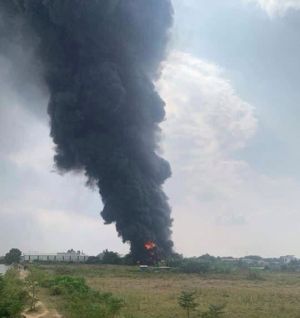 Cháy nhà xưởng tại ngoại thành Hải Phòng, cột khói cao hàng trăm mét