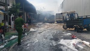 Cháy lớn bãi xe ở TP.HCM, ô tô, xe máy bị thiêu rụi la liệt