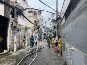Cháy lớn căn nhà trong hẻm ở TPHCM, nhiều người được Cảnh sát giải cứu