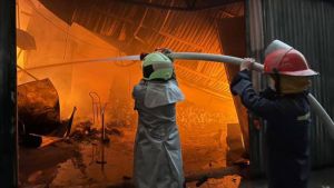 Cháy lớn dãy xưởng sản xuất ở Hoàng Mai, gần 3 giờ vật lộn khống chế lửa