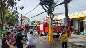 Cháy lớn đối diện UBND phường Tân Tạo, quận Bình Tân, TP.HCM