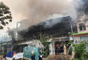 Cháy lớn kho chứa đồ tổ chức tiệc cưới lan sang nhiều nhà khác