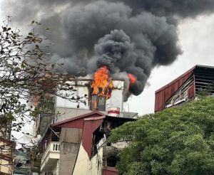 Cháy lớn một ngôi nhà trên phố cổ Hà Nội trong chiều 29 Tết