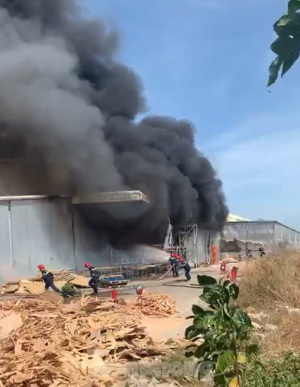 Cháy lớn nhà máy ở Bình Phước, khói đen bốc cao hàng chục mét