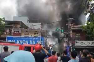 Cháy lớn ở chợ Vác, nhiều lực lượng đang dập lửa