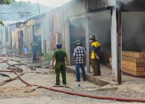 Cháy lớn tại công ty gỗ ở trên đường Thới An 16, phường Thới An, quận 12 (TP.HCM) 