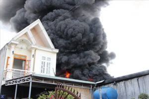 Cháy lớn tại công ty sản xuất gỗ ở Bình Dương