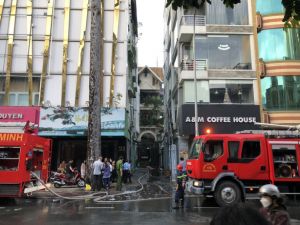 Cháy lớn tại nhà trung tâm TP.HCM, cảnh sát dập cửa cứu 4 người ra ngoài