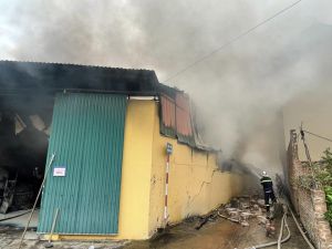 Cháy lớn thiêu rụi hơn 600m2 nhà xưởng tại Đan Phượng, Hà Nội