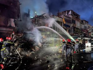 Cháy lớn trong hẻm phong tỏa ở quận 3, 2 nhà bị thiêu rụi, 3 căn khác cháy sém