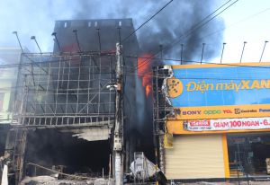 Cháy lớn vào tinh mơ, cửa hàng điện máy hóa tro than