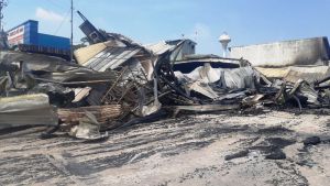 Cháy lớn xưởng gỗ, lan sang thiêu rụi ba ô-tô trong gara