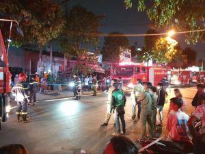 Cháy lớn xưởng gỗ ở Bình Dương, người dân ôm đồ tháo chạy trong đêm