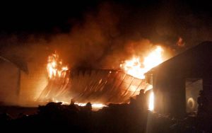 Cháy lớn trong đêm, thiêu rụi xưởng sơ chế cà phê ở Lâm Đồng