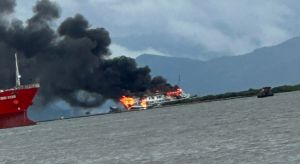 Tàu du lịch bốc cháy dữ dội ở vùng biển Hải Phòng