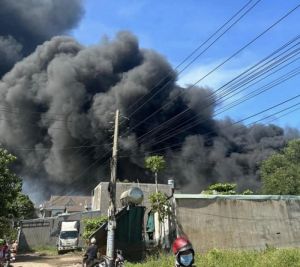 Bình Dương: Cháy lớn tại nhà xưởng công ty sản xuất mút xốp