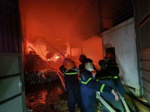 Dập tắt đám cháy lớn tại cơ sở tái chế nhựa ở Vĩnh Phúc