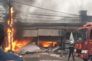 Chợ cháy ngùn ngụt lúc rạng sáng, nhiều người bê hàng bỏ chạy