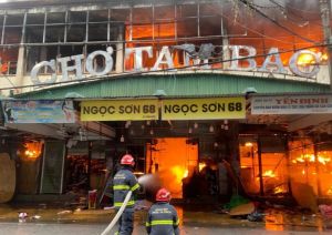 Chợ Tam Bạc cháy lớn, lửa bao trùm cả khu chợ