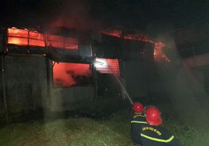 Xưởng sản xuất nhang rộng 1.300 m2 cháy ngùn ngụt