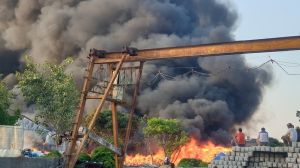 Cháy lớn tại Hải Dương, cột khói cao vút nhìn rõ từ khoảng cách 10km