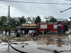 Dập đám cháy lớn trong mưa tại TP Buôn Ma Thuột