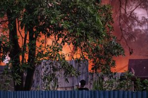 Hà Nội: Cháy lớn bãi nhựa cạnh nghĩa địa, cột khói đen kịt bốc cao hàng chục mét