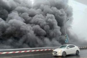 Hà Nội: Cháy lớn tại bãi phế liệu ở gầm cầu Thăng Long