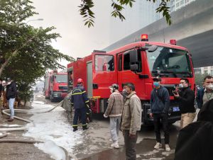 Hà Nội: Cháy lớn trên đường Nguyễn Xiển, lan ra nhiều cửa hàng đúng ngày Rằm