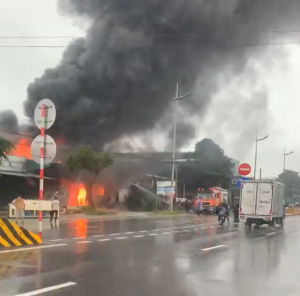 Hà Nội: Nhà xưởng cháy lớn giữa trời mưa, cột khói cao hàng chục mét