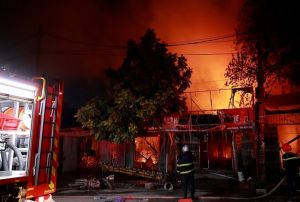 Hàn xì khiến 4 nhà dân bị thiêu rụi hoàn toàn trong đêm